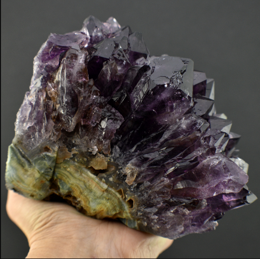 Exploring the Allure of Crystal Minerals Uncovering Their Beauty and Benefits